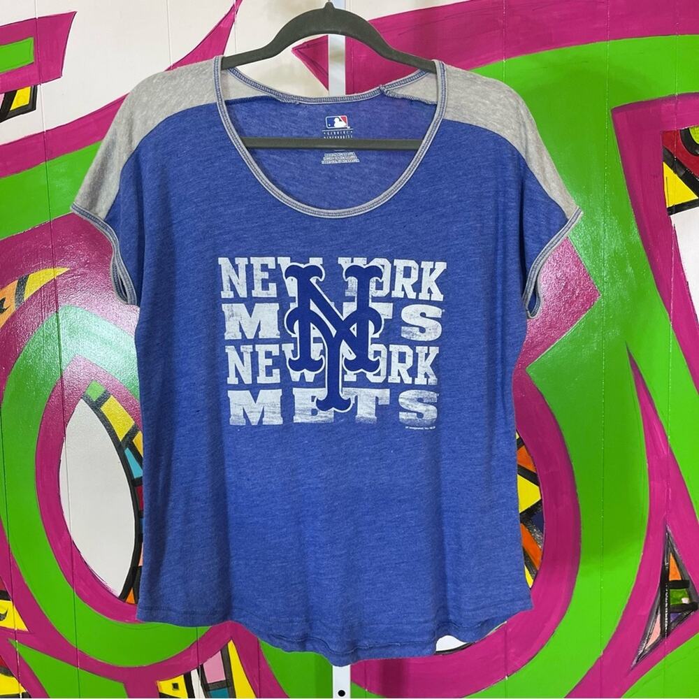 MLB, New York Mets T-Shirt. Size Small. In good used condition!